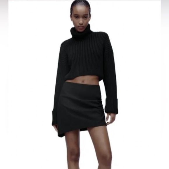 🆕 ZARA Asymmetrical Mini Skirt in Black - Picture 2 of 9